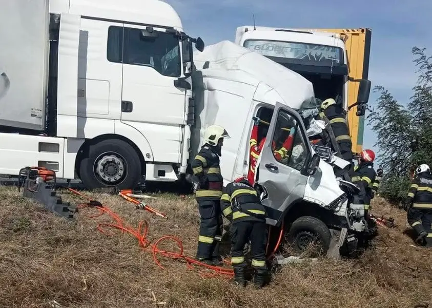 Accident grav în Caraș-Severin: Două femei au murit după ce un microbuz a fost strivit între două TIR-uri