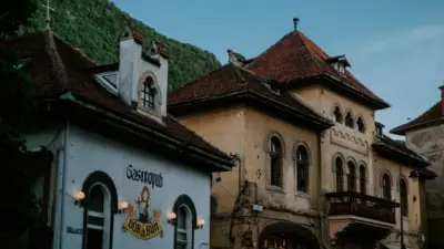 Dosar penal pentru renovarea unei case în Șcheii Brașovului