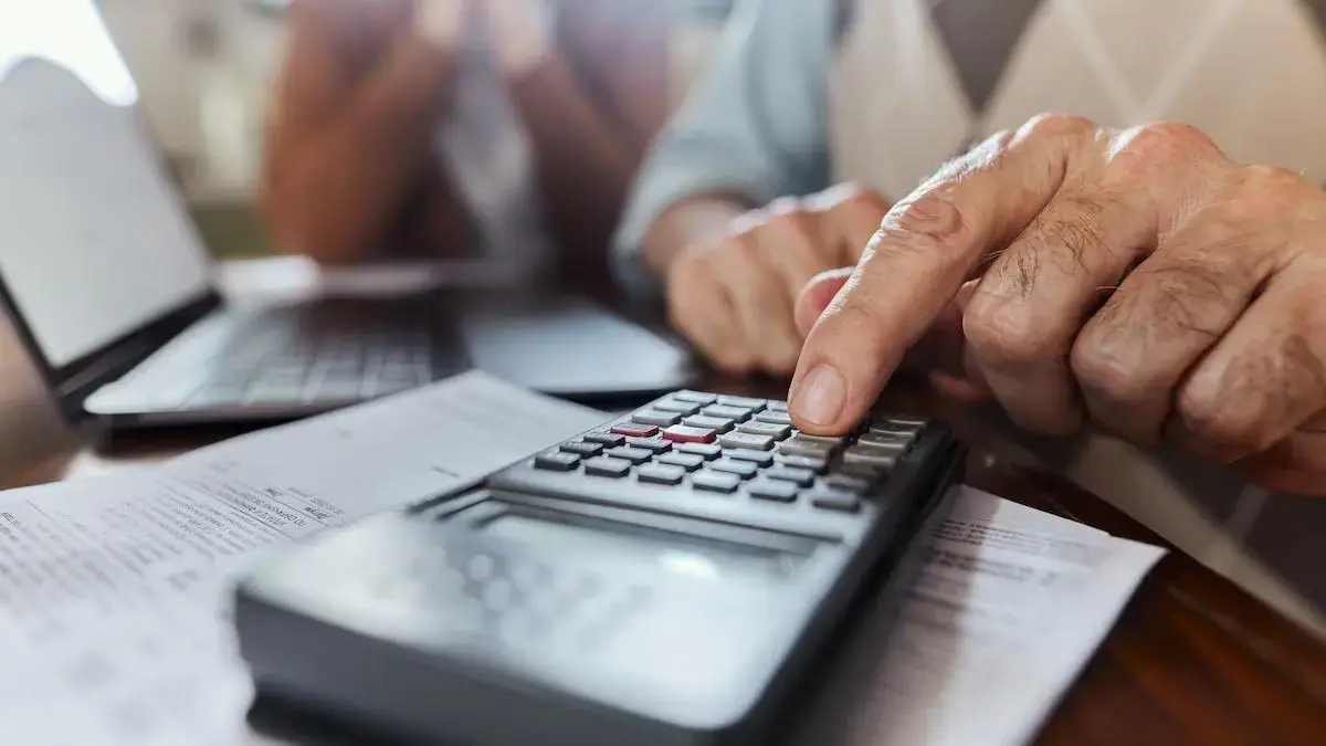Cum îți cresc pensia primele, al treisprezecelea salariu și orele suplimentare