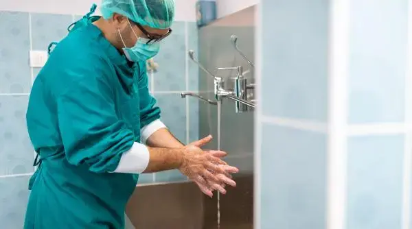 Cum previi infecțiile din spitale printr-un gest simplu