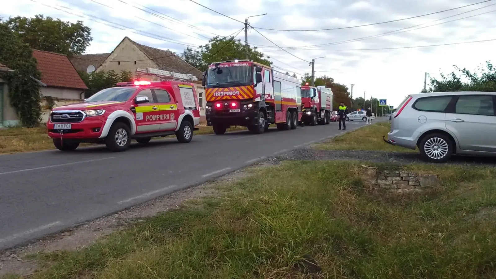 Incendiu violent la o casă din Jimbolia: o pensionară a ajuns la spital în urma unui atac de panică
