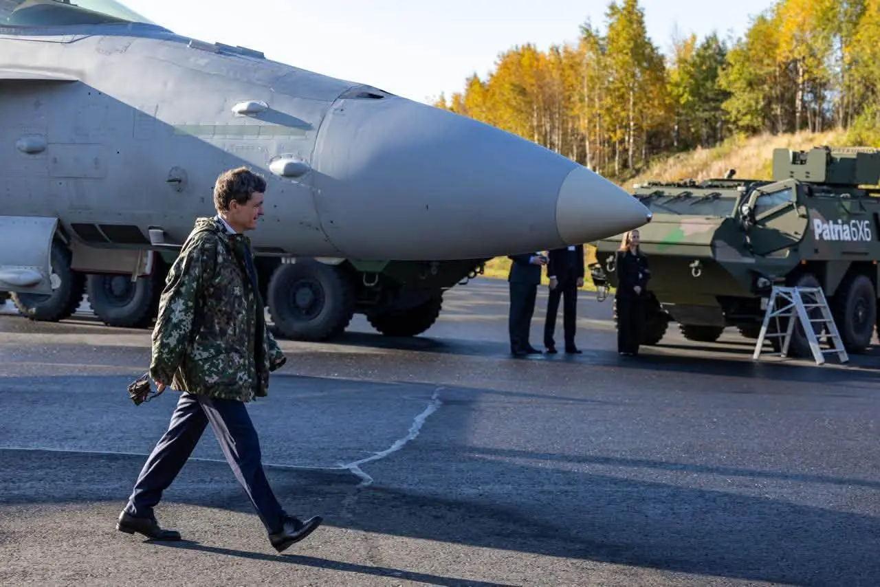 Nicușor Dan, vizită strategică la baza aeriană finlandeză Lapland Air Wing