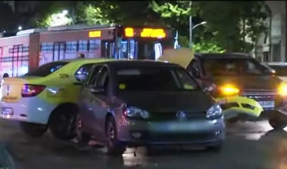 Accident cu patru mașini în centrul Bucureștiului; un taximetrist a suferit răni la cap