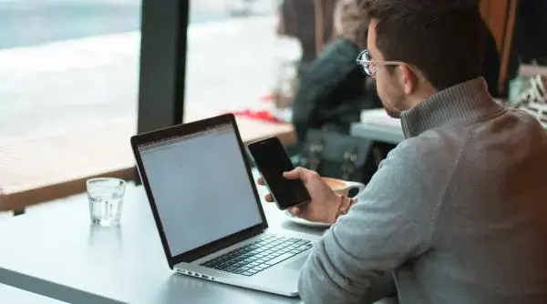 Românii cred oricărei informații găsite pe internet fără verificare