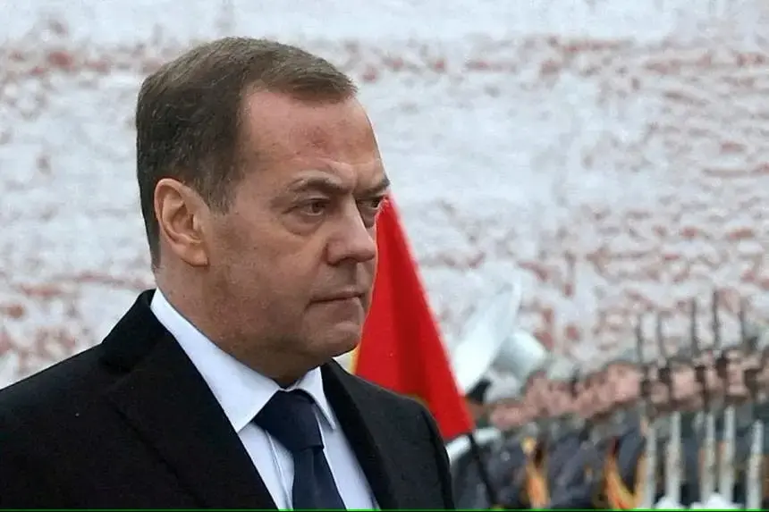 Șoșoacă laudă democrația rusă, Medvedev vrea confiscarea firmelor europene