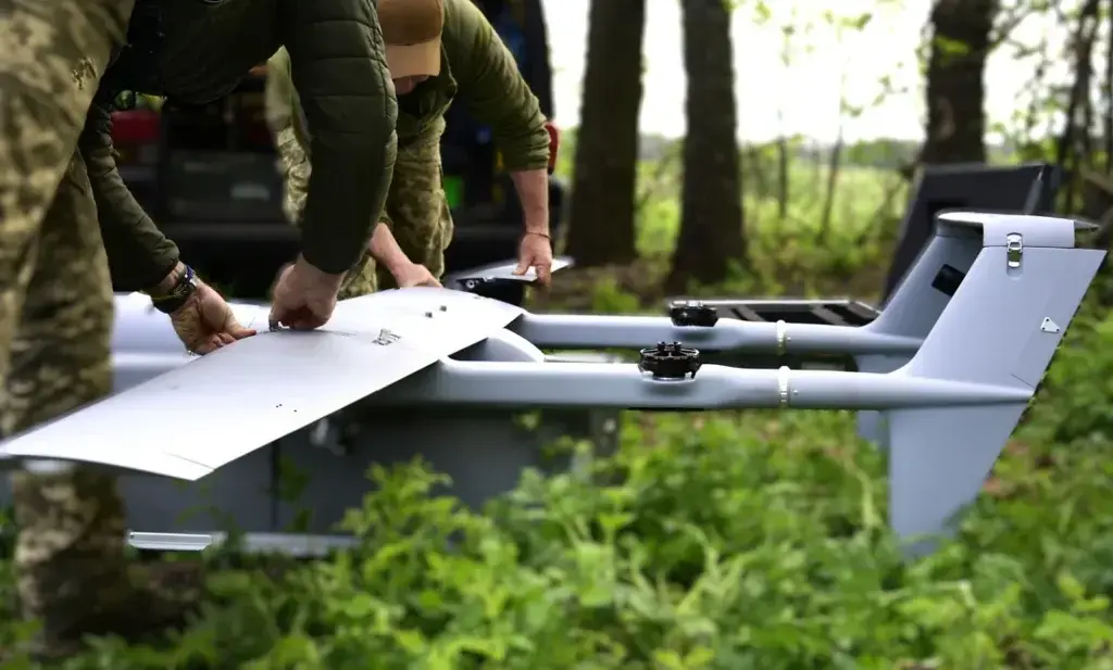 Ucrainenii reprogramizează dronele în zile, NATO în luni: șocul vitezei