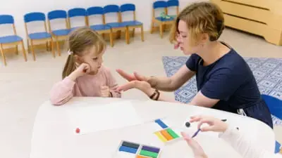 Un adolescent care a furat plastilină dintr-o grădiniță a fost prins de polițiști cu câinii de urmă