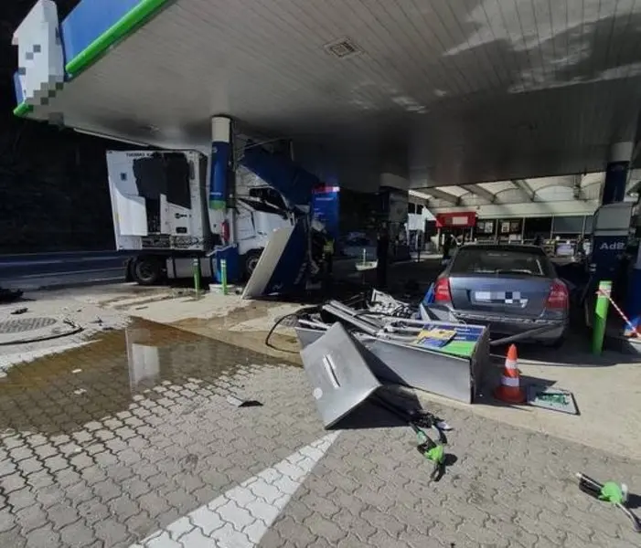 Accident grav pe Valea Oltului: un TIR a lovit o pompă de benzinărie, șoferul este încarcerat