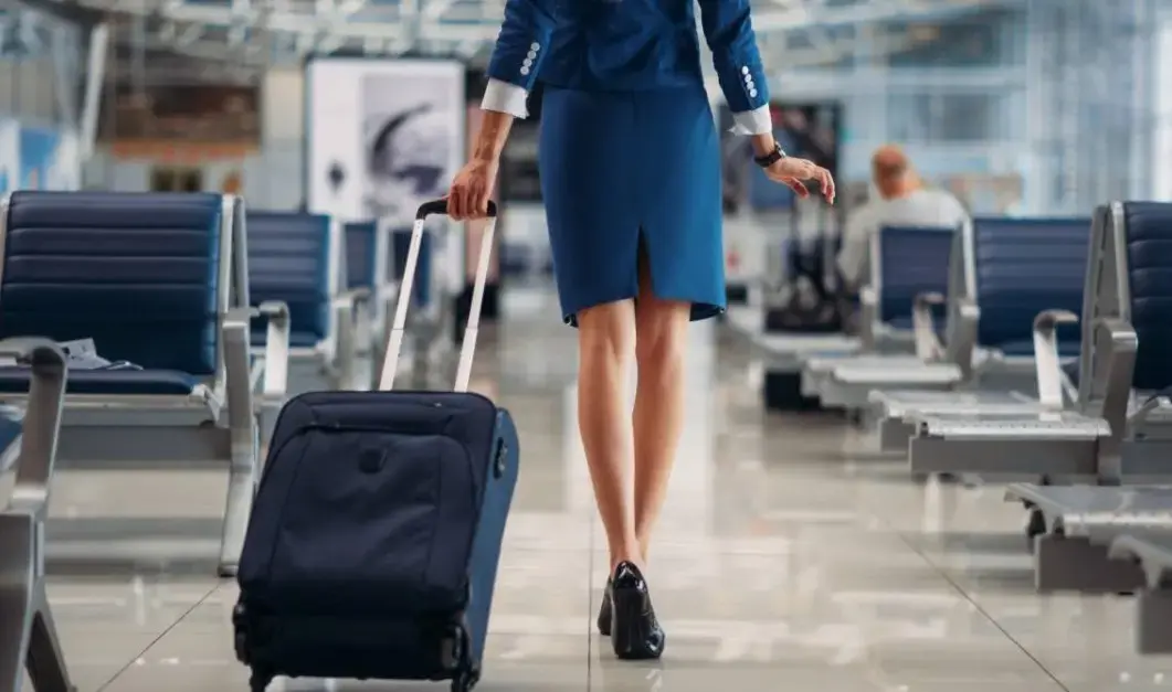 Salariile stewardeselor din România: TAROM, Wizz Air, Ryanair și HiSky comparate