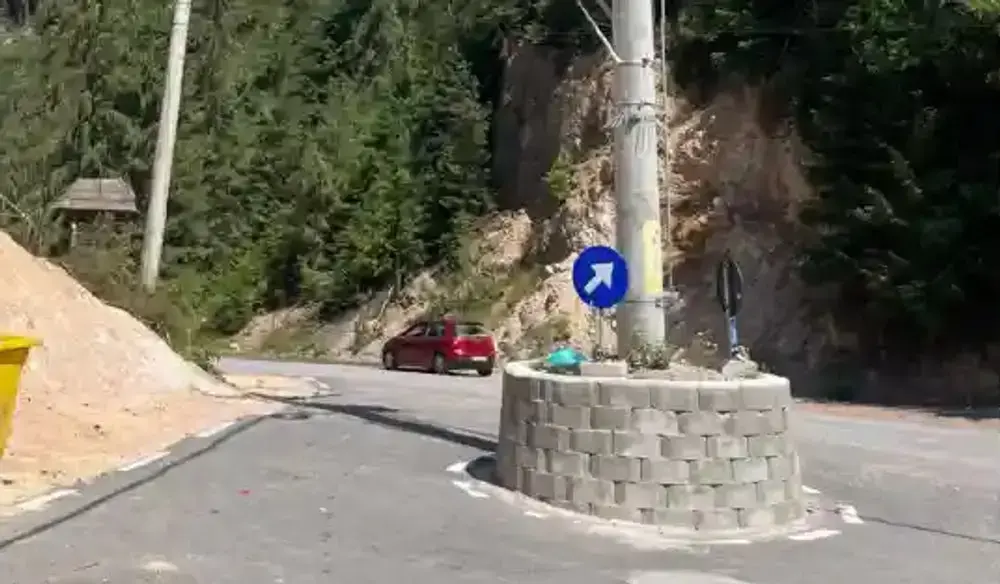 Stâlp în mijlocul drumului face inutil un sens giratoriu
