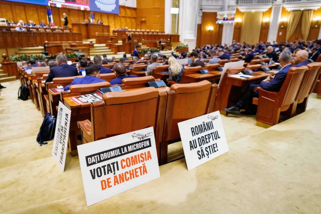 USR cere Comisia de anchetă Mykonos-Nordis în Camera Deputaților, protestând cu pancarte împotriva PSD